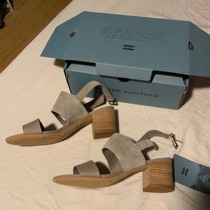 Tom’s Poppy sandal, brand new